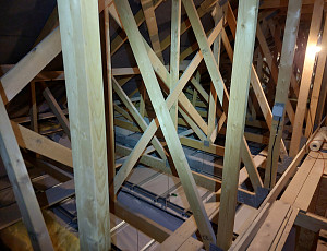 Zateplení stropu novostavby rodinného domu pomocí foukané izolace